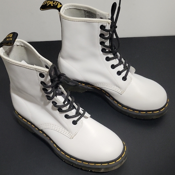 LIKE NEW Dr. Martens 1460 black lace leather boots - Picture 5 of 9